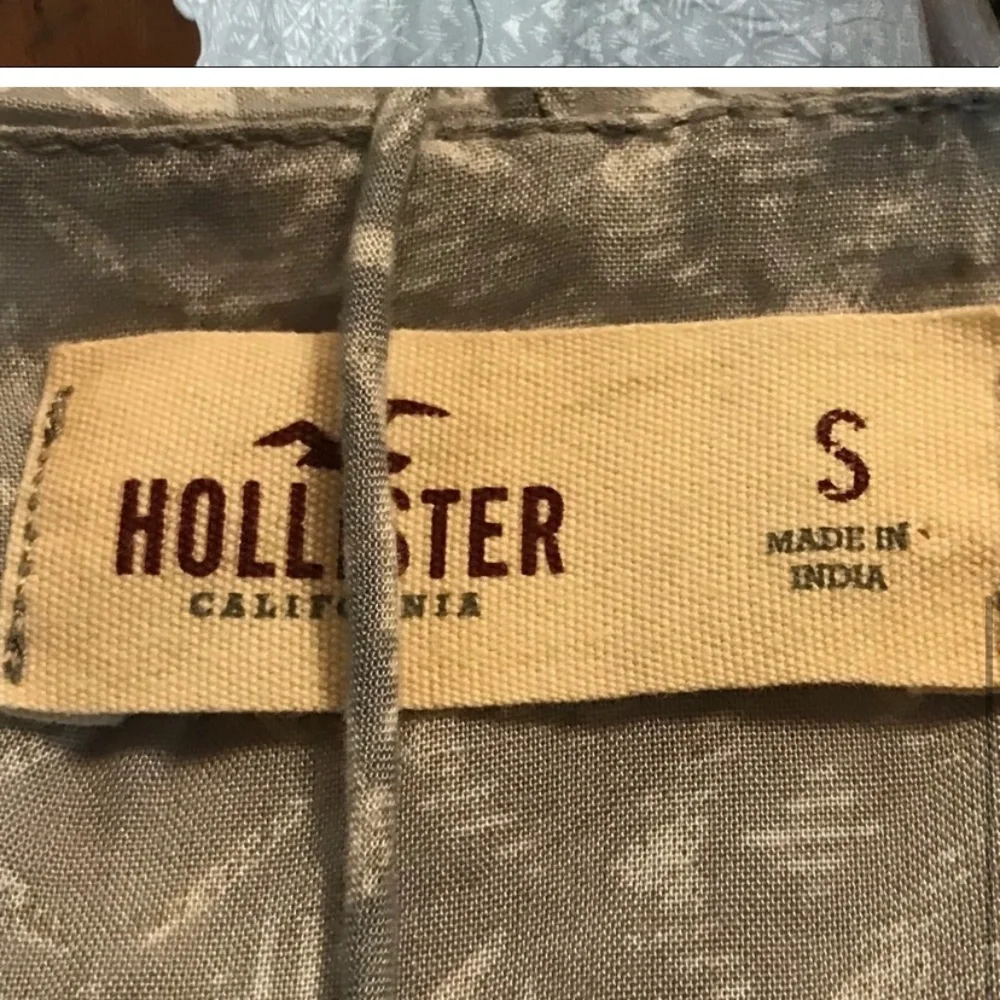 Hollister green/white patterned ruffled sleeveless top - Picture 4 of 6